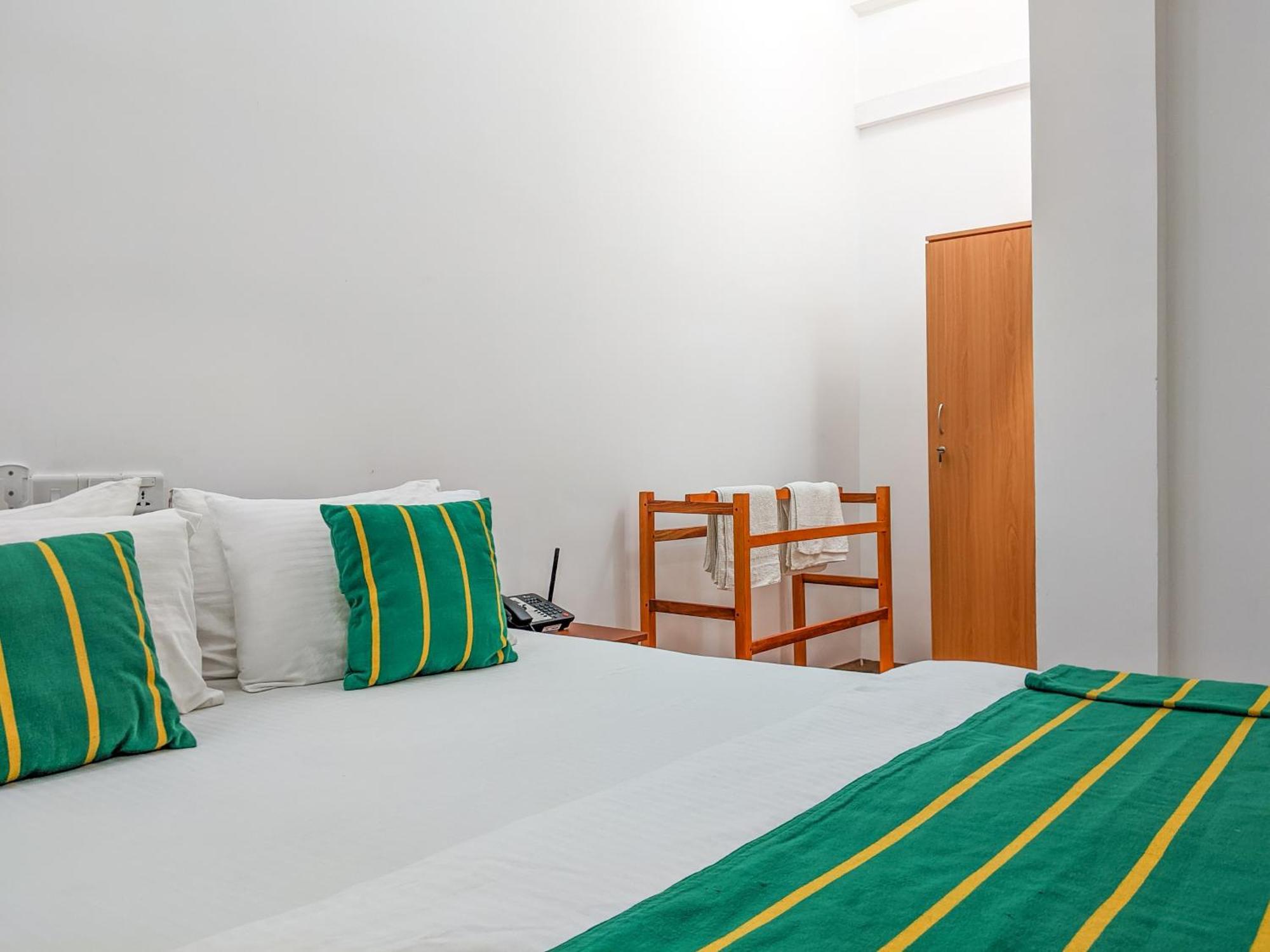 Bed and Breakfast Yala Golden Wild Тиссамахарама Экстерьер фото